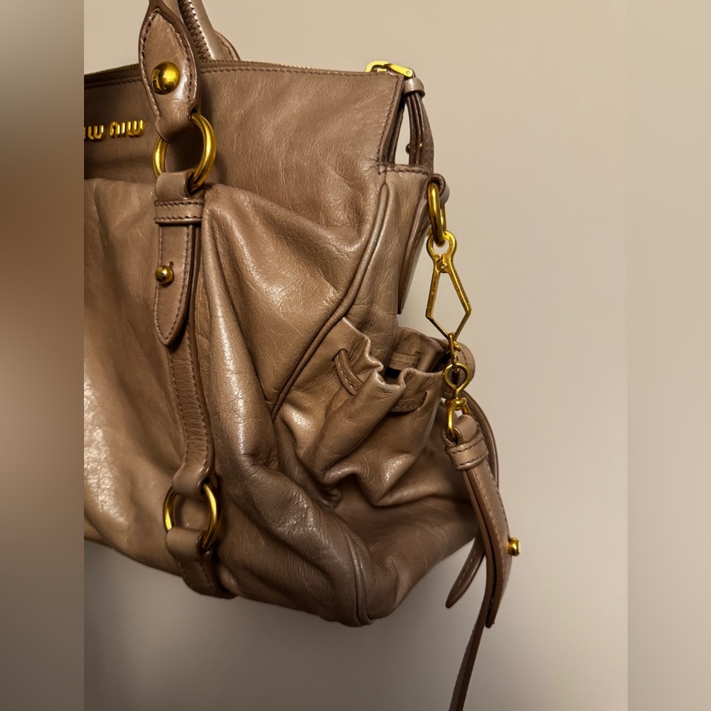 Miu Miu Vitello Shine - Leather Shoulder Bag in Cammeo - Picture 13 of 13